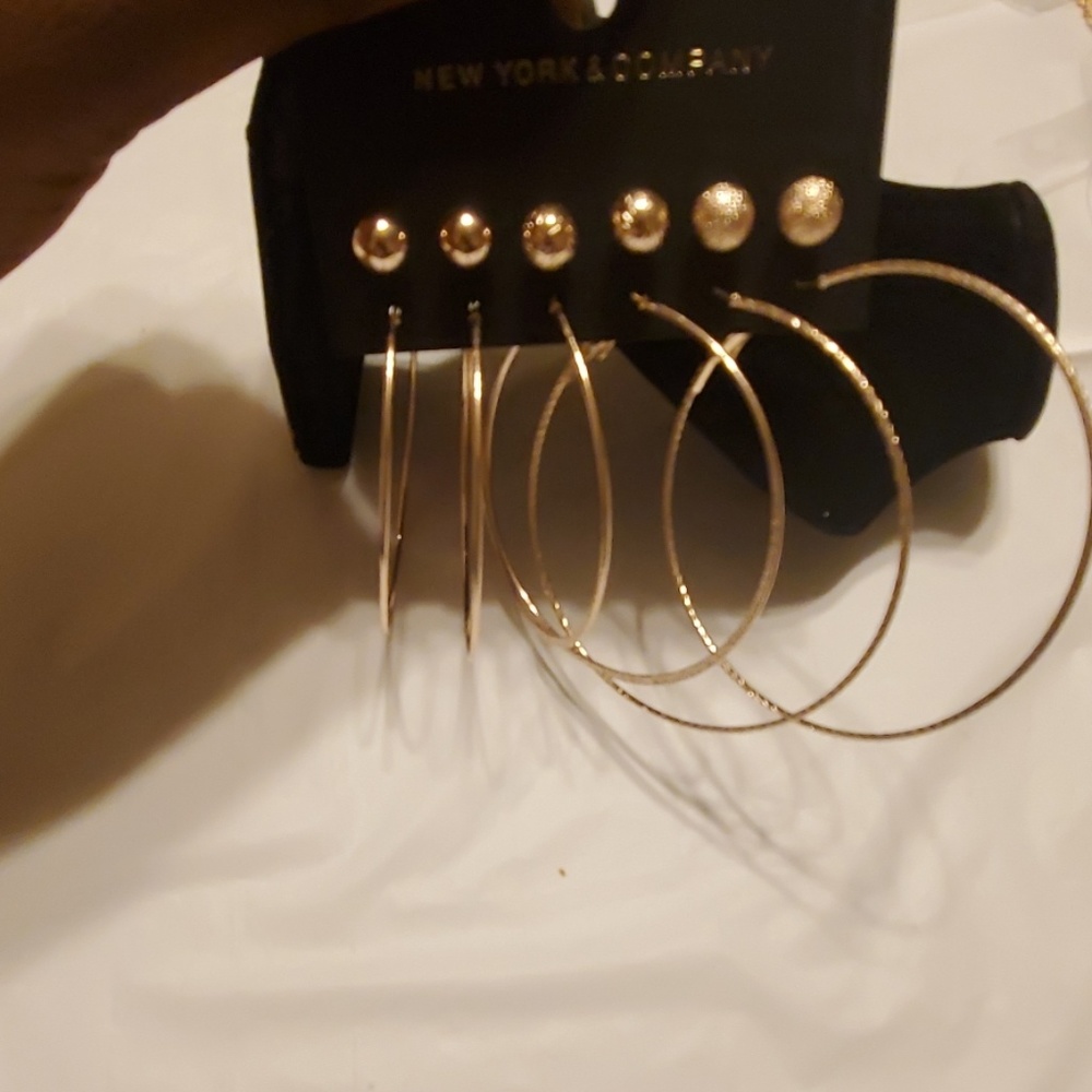 NWT- NEW YORK & COMPANY EARRING SET- ROSE GOLD - Picture 4 of 4